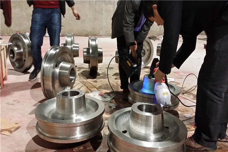 現(xiàn)場采用磁粉探傷檢測重型鍛件