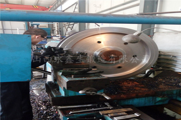 鍛造廠加工重型車輪鍛件