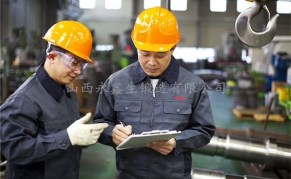 鍛造廠上班的工人